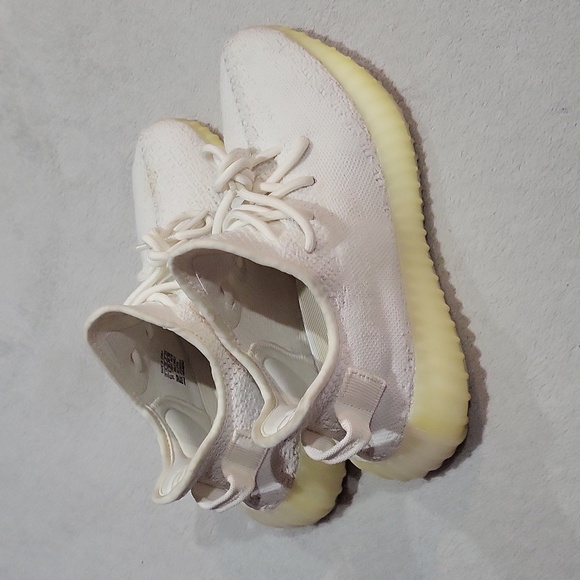 Yeezy Boost 350 V2 Sneakers - Picture 2 of 16